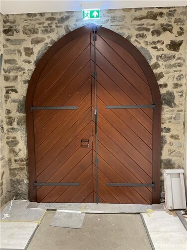 Ein moderner Anstrich für historische Mauern Das Holzeingangsportal. Foto: Christoph Maier / Stadtverwaltung Lahnstein