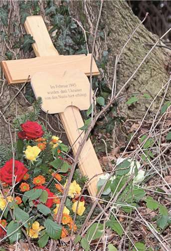 Das Holzkreuz von Hubert Pfahl zur Erinnerung an die ermordeten Ukrainer im Rheinbacher Stadtpark.