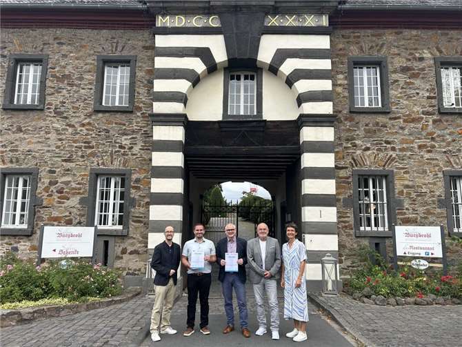 Das Hotel Schloss Burgbrohl und die Realschule plus Niederzissen kooperieren.  Foto: Andrea Stenz