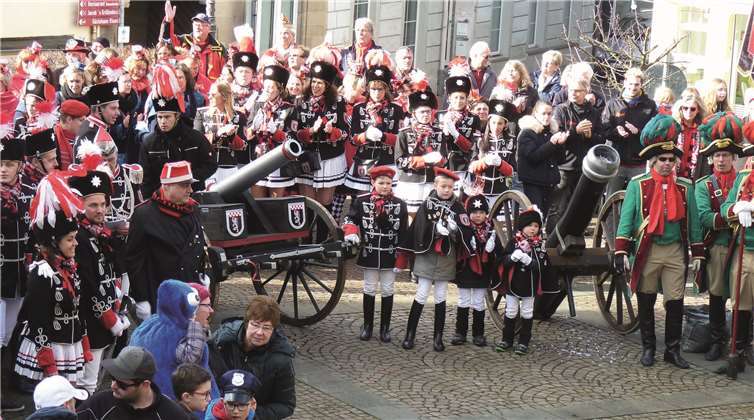 Das Husarencorps „Jack von der Wasserschöpp“ hatte sich auf dem Platz vor dem alten Rathaus schon früh in Stellung gebracht.