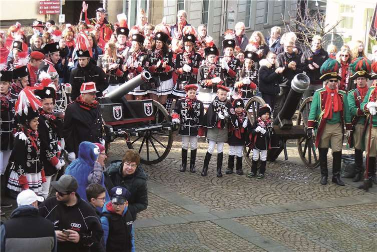 Das Husarencorps „Jack von der Wasserschöpp“ hatte sich auf dem Platz vor dem alten Rathaus schon früh in Stellung gebracht.Fotos: FRE