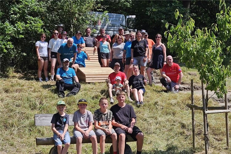 Das Husarencorps der KG 1903 Obermendig war auch in diesem Jahr wieder am Erlenbrunnen aktiv und hat unter anderem mit einer neuen Sonnenliege das Angebot für Besucherinnen und Besucher erweitert. 