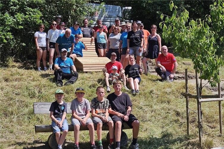 Das Husarencorps der KG 1903 Obermendig war auch in diesem Jahr wieder am Erlenbrunnen aktiv und hat unter anderem mit einer neuen Sonnenliege das Angebot für Besucherinnen und Besucher erweitert.