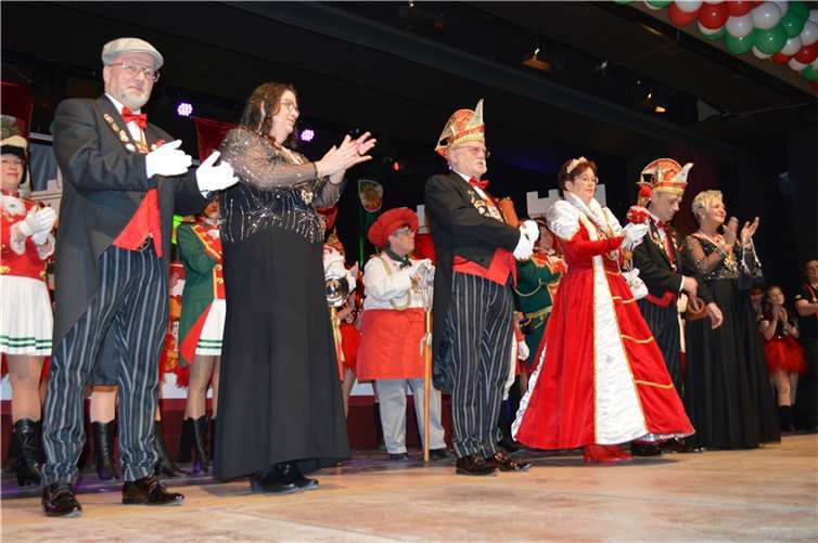 Das I-Tüpfelchen beim Einzug war natürlich die strahlende Prinzessin Natalie I. Hanke mit Hofstaat. Fotos: AB