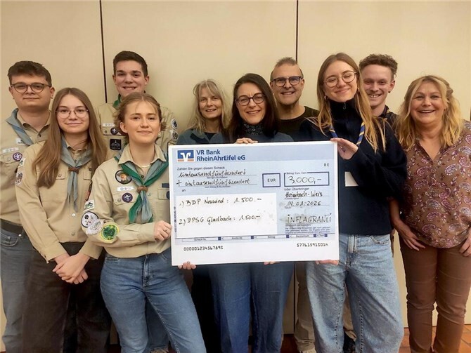 Das INFLAGRANTI-Ensemble freut sich gemeinsam mit den Jugendlichen des Stamms der Piraten (BdP) und den Katholischen Pfadfindern (DPSG) aus Gladbach über die Zuschauerspende von insgesamt 3.000 Euro.  Foto:Ute Hartmann