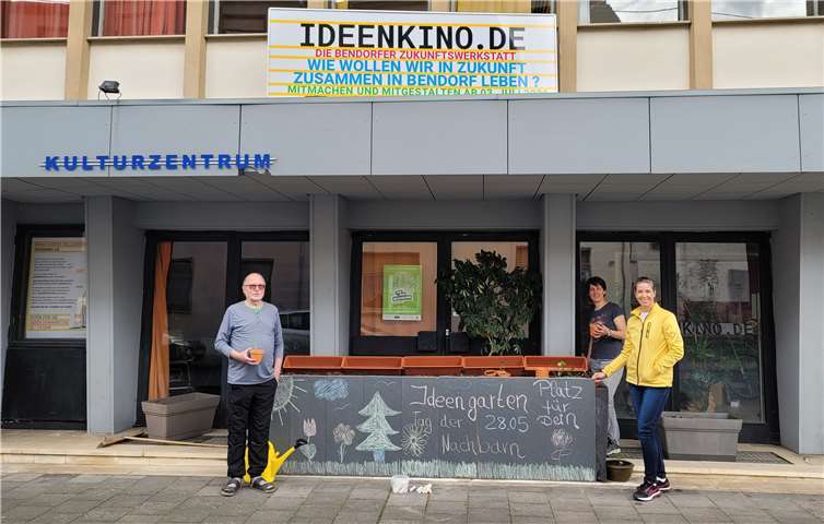 Das Ideenkino-Team und die Nachbarschaft aus der Poststraße freuen sich über blühende Beiträge für den „Ideengarten“.Quelle: Stadt Bendorf