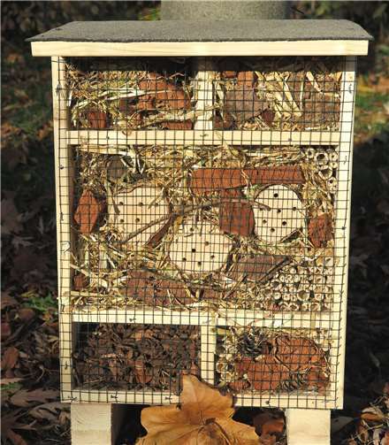 Das Insektenhotel – gebaut von Kindern der Herbstferienfreizeit.