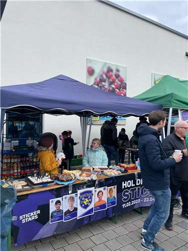 Das Interesse an begehrten Sammelbildern von den beliebten Fußballspielern ist groß. Das üppige Kuchenbuffet war ebenso gefragt. Foto: privat