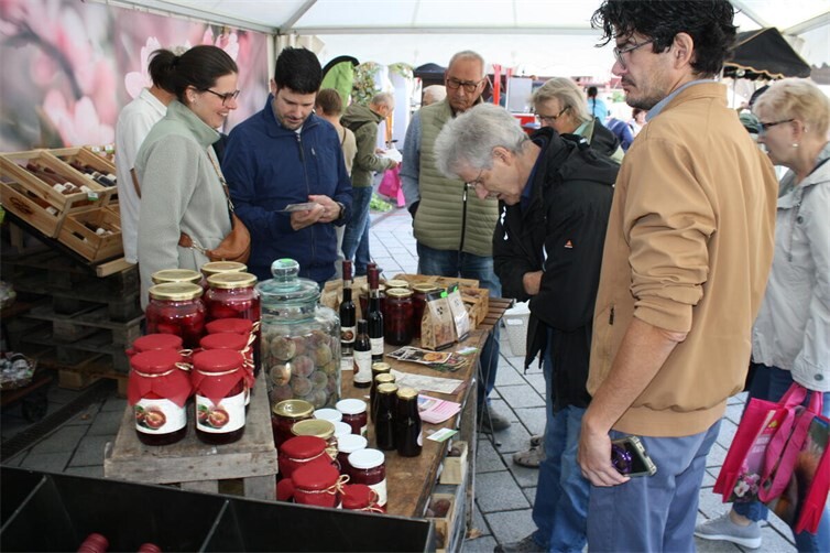 Traditioneller Cochemer Erntemarkt mit leckeren Produkten 
