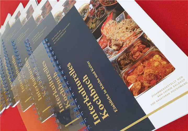 Das Interkulturelle Kochbuch kann im JUKZ und in der Buchhandlung Mentges erworben werden. Foto: Nasstaran Houshmand/Stadtverwaltung Lahnstein)