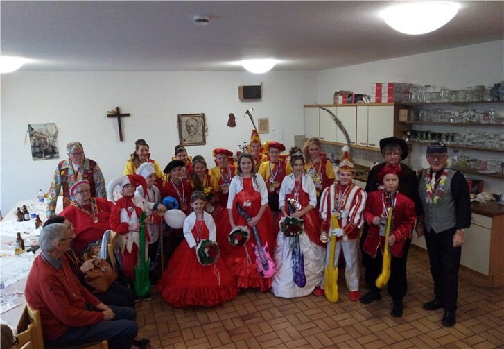 Das Irlicher und das Feldkirchener Kinder-Prinzenpaar mit Gefolge statteten dem karnevalistischen Nachmittag einen Besuch ab. privat