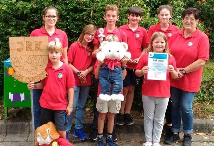 Das JRK Waldesch präsentiert stolz die Urkunde des Vizelandesmeisters.privat