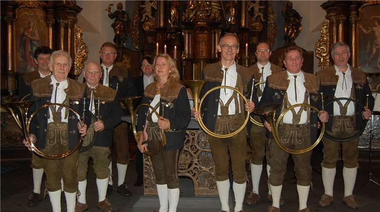 Das Jagdhornbläsercorps „Wilde Endert“ und Sven Scheuren.FA