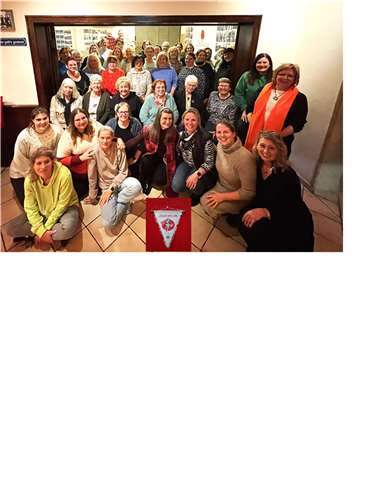 Das Jahr der „Husarenmädche“ fand seinen traditionellen Abschluss beim Döppekooche-Essen, organisiert vom Team vom Stammbaum. Marina Spurzem und Patrizia Krüg konnten in einem gut besuchten Saal über 40 Mitglieder der Gruppe begrüßen. Foto: privat