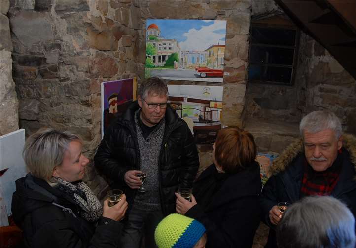 Das Jahrhunderte alte Gemäuer des Dierdorfer Uhrturms bildet immer wieder einen spannenden Hintergrund für die Ausstellungen hier, besonders die diesmal sehr farbenfrohe Schau „Lichtblicke“.