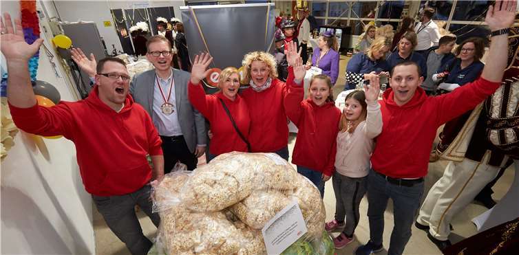 Das Jamaica Bobteam Calgary 1988 vom Verein Horchheimer Kirmesgesellschaft St. Maximinus e. V. gehört zu den Gewinnern - evm-Sprecher Marcelo Peerenboom übergab die Gewinne.  Fotos: evm/Thomas Frey