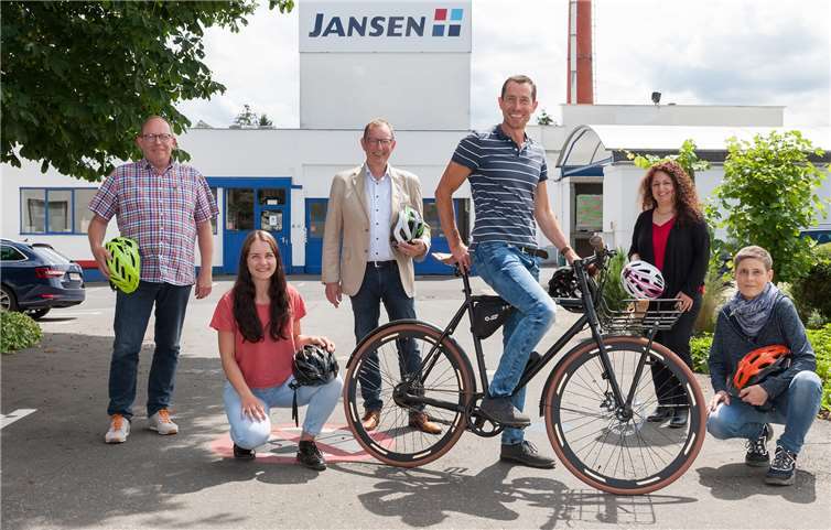 Das Jansen-Team freut sich über gemeinsame 2.031 Fahrradkilometer für den Klimaschutz. Von links: Team-Captain Frank Jakobs, Lisa Fritz, Geschäftsführer Peter Jansen, Martin Schneider, Süheyla Cekmecelioglu und Claudia Sonnenberg. Die Kollegen Marcus Koch, Johann Jornyak und - Fotograf des Bildes - Stefan Wirwalski zählen ebenfalls zum Jansen Radler-Team. Foto: Jansen
