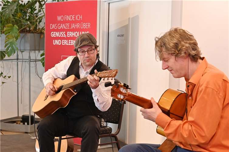 Das „Jazando Guitar Duo“ verband Klassik mit Jazz. Foto: Christoph Edelhoff