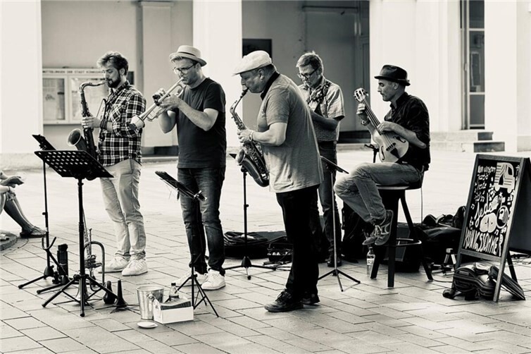 Das Jazz-Quintett Stegreif & Ohrenschmaus spielt zum Auftakt am 15. Mai. 