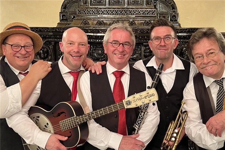 Das Jazzorchester Muckefuck unterhält in den Straßen.