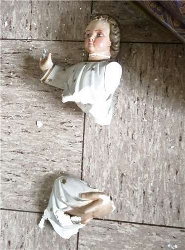 Das Jesuskind liegt zerbrochen am Boden.