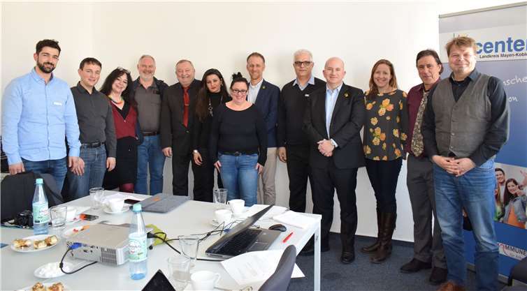 Das Jobcenter-Flüchtlingsprojekt LQA erhielt hochrangigen Besuch vom Internationalen Flüchtlingskomitee (IRC). Ciarán Donelly (4.v.re.) und seine Kollegen informierten sich über die Arbeit mit und für Flüchtlinge im Landkreis Mayen-Koblenz.privat