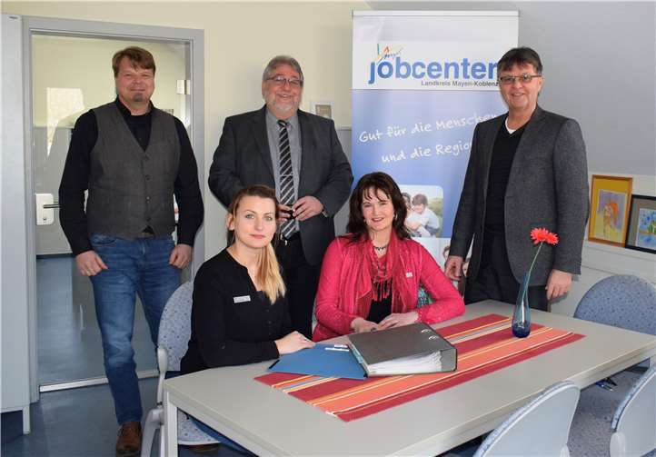 Das Jobcenter-Projekt INKA-MYK setzt sich für eine nachhaltige Beschäftigung von Flüchtlingen ein. Bild vorne (v.l.): Melina Ehrentraud und Patricia Breitbach. Bild hinten (v.l.): Christoph Kretschmer, Rolf Koch und Burkhard Nauroth.privat
