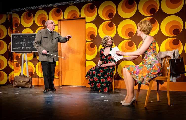 „Das Jodeldiplom“ ist den Fans in guter Erinnerung: „Da habe ich was eigenes“. Lustiger Sketch mit augenzwinkernder Gesellschaftskritik über die Emanzipation der Frauen in den 1970ger Jahren.Foto: Schlosstheater