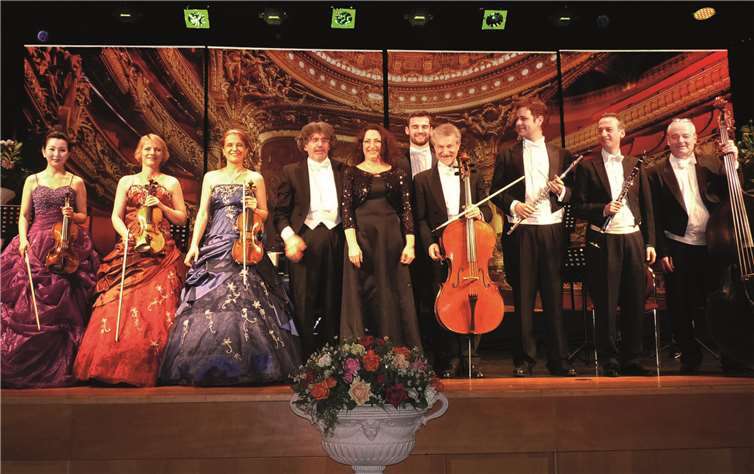 Das Johann Strauß-Ensemble Köln brillierte in der Laacher See-Hallemit einem kurzweiligen und stimmungsvollen Neujahrs-Konzert. Fotos : FRE