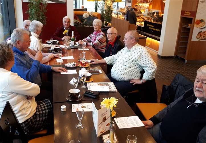 Das Jubelpaar Hella und Manfred Kutscher gaben ein Sektfrühstück aus. Foto:privat