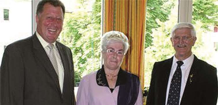 Das Jubelpaar Karin und Werner Hoffmann mit dem Gratulanten Bürgermeister Horst Rasbach.  Privat