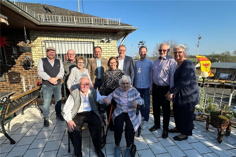 Das Jubelpaar Müller mit ihrer Familie und den Gratulanten von Landkreis, Verbandsgemeinde und Ortsgemeinde, Jens Firmenich, Joachim Plitzko und Lukas Ellerich (hintere Reihe, 3-5 von links).