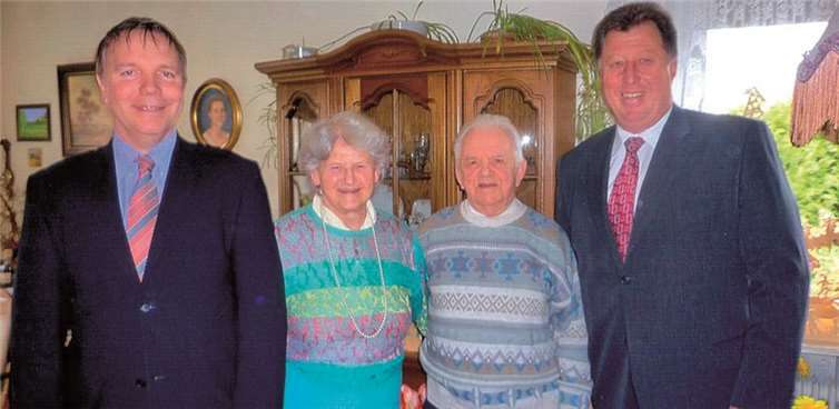 Das Jubelpaar Ursula und Günther Rätsch mit den Gratulanten Bürgermeister Horst Rasbach und Stadtbürgermeister Thomas Vis. privat