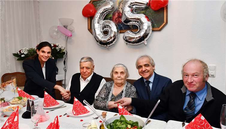 Das Jubelpaar Viktor und Vilina Schulz (2. und 3. v.l.) mit den Gratulanten Martina Steinhausen, Hans-Werner Adams und Heinrich Ax (v.l.). Foto: RASCH