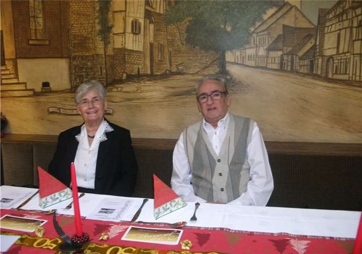 Das Jubelpaar am festlich geschmückte Tisch im Gasthaus Henseler. privat