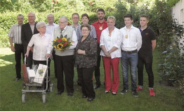 Das Jubelpaar im Kreise seiner Gratulanten. privat