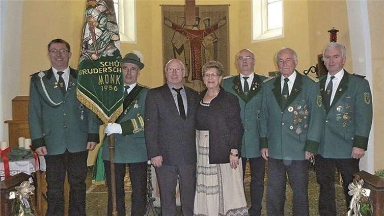 Das Jubelpaar inmitten der Schützen aus Münk. Privat