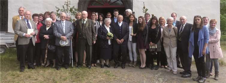 Das Jubelpaar mit Freunden und Verwandten vor der Pützfelder Kapelle. privat