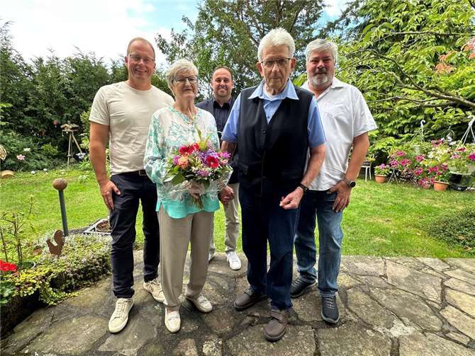 Das Jubelpaar und seine Gratulanten (von links): Jörg Lempertz, Bürgermeister VG Mendig, Jens Firmenich, Beigeordneter Landkreis Mayen, Koblenz, und Achim Grün, Stadtbürgermeister Mendig. Foto: Stefan Pauly/VG-Verwaltung Mendig