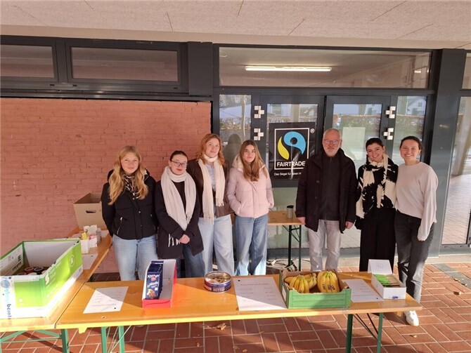 Das Jubiläum als Fairtrade-Schule wurde mit einem „Fairen Freitag“ gefeiert, an dem die SV zusammen mit Bernhard J. Müller, dem Leiter des Fairtrade-Schulteams, fair gehandelte Produkte zum Selbstkostenpreis verkaufte. Foto: Bernhard J. Müller