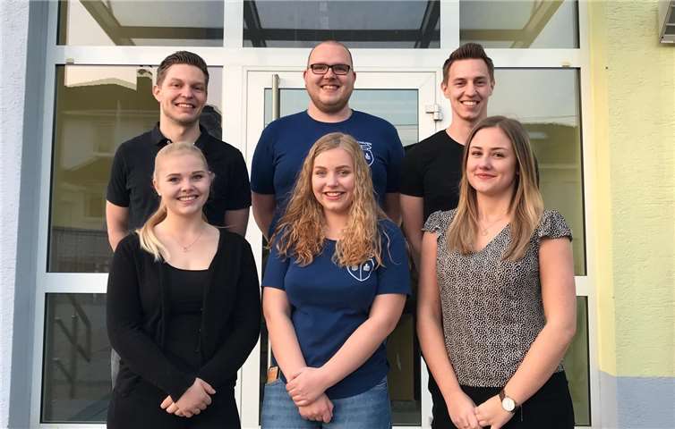 Das Jubiläumskönigspaar Yannic Pront und Melissa Thiel (Mitte) mit den Ehrenpaaren Björn Martin und Sabrina Thiel (links) sowie Sven Martin und Jana Kröll (rechts).Foto: privat