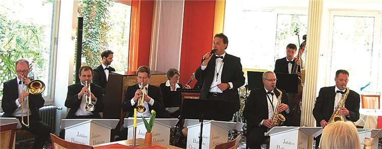 Das „Jubilee Ballroom Orchestra“ bei seinem Gastspiel im Hotel „Zur Mühle“. -FA-