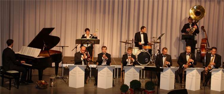 Das Jubilee Ballroom Orchestra lädt zu seinem Weihnachtsprogramm "fröhliche Weihnacht" ein.privat