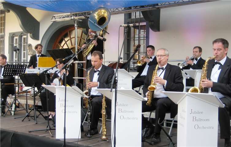 Das Jubilee Ballroom Orchestra spielt im Stadtmuseum. Foto: Stadtorchester Andernach