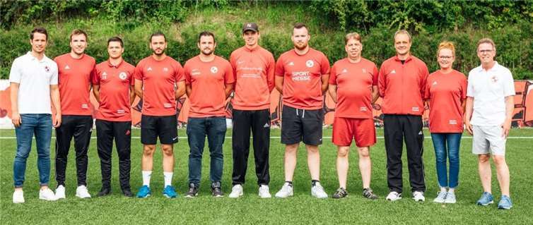 Das Jugend-Team: v.li. Micky Siebert, (Bambini); Marc Schlichter, Enrico Bonn, Fernando Bonn (alle D-Jugend); Carsten Trautwein, (F-Jugend); Jannik Lindenthal, (C-Jugend); Lars Bornheim, (D-Jugend); Thomas Jütte, Uwe Christmann, (E-Jugend); Gerlinde Weidenfeller, (Jugendleiterin); Thomas Siebert, (Bambini). Nicht anwesend sind: Max Schneider, (F-Jugend); Gerald Charlier, Nils Bornheim und Tim Dorniak, (alle E-Jugend).Foto: Henry Brehmert