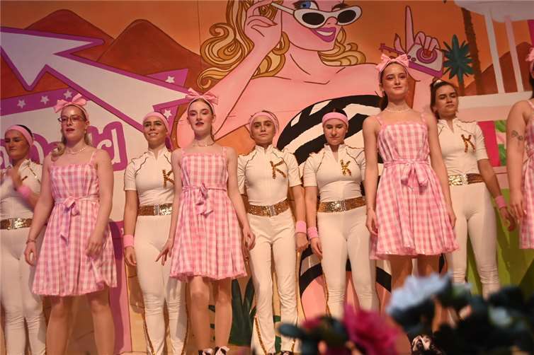 Das Jugendballett war als Barbie und Ken unterwegs.