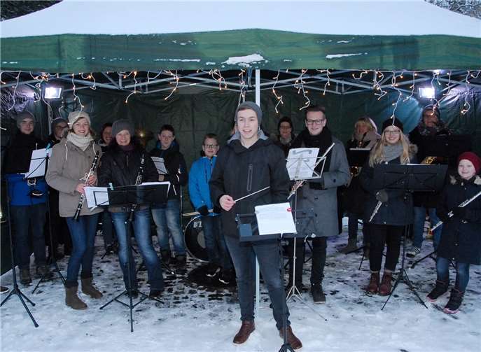 Das Jugendblasorchester Maischeid & Stebacherfreute die Besucher mit weihnachtlichen Melodien.