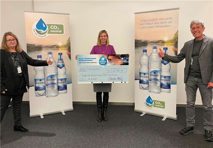 Das Jugendhilfezentrum Bernardshof bietet für Kinder, Jugendliche und junge Erwachsene ganzheitliche, individuelle und bedarfsgerechte Förderangebote. (v.l.) Frau Haimann (GF Bernardshof), Frauke Helf (GF RHODIUS), Herr Klein (stellvertr. GF Bernardshof).Foto: Rhodius