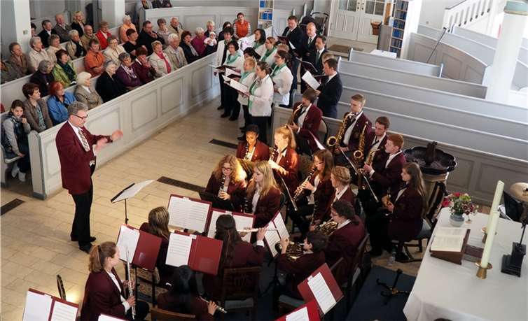 Das Jugendorchester Andernach beim letztjährigen Gemeinschaftskonzert mit dem Chor Vokalissimo in der Kirche St. Blasii in Zella-Mehlis.privat
