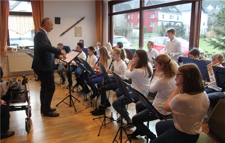 Das Jugendorchester absolvierte den ersten großen Auftritt beim Altentag in Kattenes.Musikverein Löf